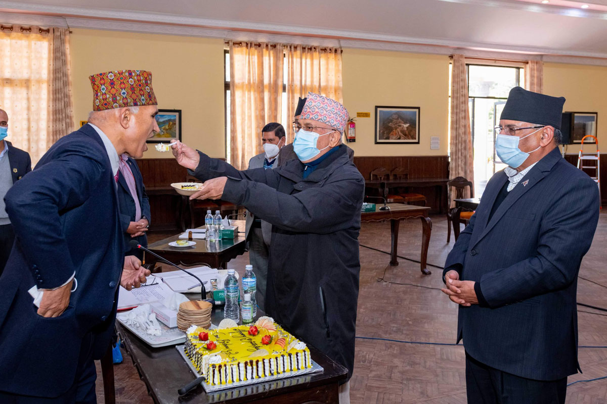 सचिवालय बैठकमा केक काटेर जन्मदिन मनाए पौडेलले